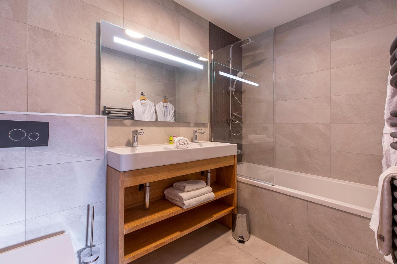 La Cour aux Ecureuils — bathroom 1